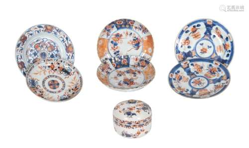 中國，康熙時期 (1662-1722)拍賣品包括：- 一件帶蓋的瓷器罐，帶伊瑪麗紋高：12厘米- 一對帶伊瑪麗紋的瓷器多球體湯盤D. 瓷器罐，帶伊瑪麗紋。21厘米 (其中一件的邊緣有修復痕)- 一對伊瑪麗裝飾的瓷盤D: 21,5厘米 (各有一條裂縫)- 一個觚盤及一個伊瑪麗裝飾的瓷盤D: 19,5及22厘米 (觚盤有一條裂縫)