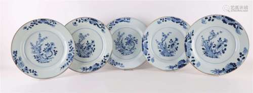 一套五件蓝白瓷盘，带capucine边，中国，乾隆18世纪。藍色釉下繪平地梅花紋，唇上有花紋，直徑23厘米，總體。5倍(全部边缘片/1倍片和发线)。