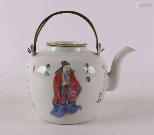 吴双璞瓷拉罐，中国，显峰，1851-1861年。文字和人物的多色花纹装饰，高9厘米，总计。2倍（颈部边缘有小幅修复）。