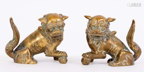 中国，19世纪一对镀金铜狗，右爪坐在球上高：6.5厘米长：8厘米