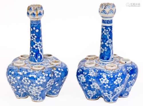 中国，19世纪蓝白釉梅花瓷郁金香一对高：25.5厘米(腹部有裂纹)