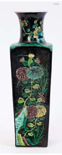 中国，19世纪四角形瓷瓶，饰以黑科植物和梅花的珐琅彩成化款高：34厘米