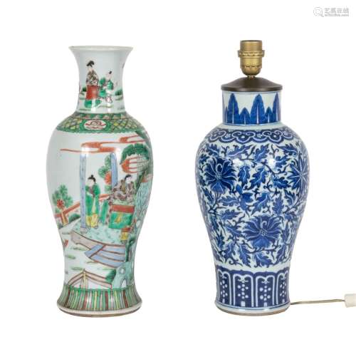 中国，19世纪一套两件瓷瓶，一件为绿色家庭珐琅彩动画图饰，另一件为蓝白色珐琅彩花卉装饰高：46厘米及39厘米(颈部均有裂纹)