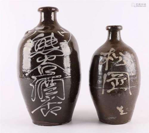 一对刻有铭文的炻器酒壶，日本，约1900年，高32,5和27厘米，共。2x.