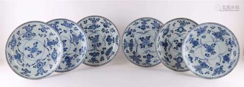 一套六件蓝白瓷盘，中国，乾隆18世纪。藍色釉下繪花紋，唇部繪歐芹紋，直徑28.5cm (有些傷缺，1x條毛線及裂縫)，總計。6x.