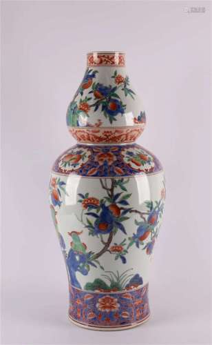 瓷器葫芦瓶，中国，20世纪。花鸟石榴纹，下有