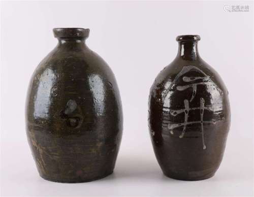 一對石器清酒罐，日本，約1900年，高26.5及24.5厘米，至。2x.