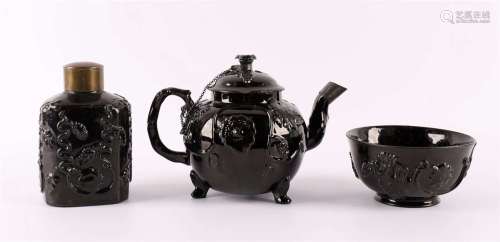 黑釉炻器茶壶，同上茶罐及奶油碗，英国，Jackfield器，18世纪，共。5倍(出水口有金属修补)。