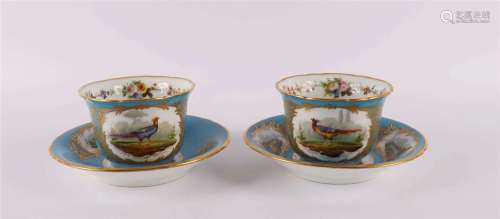 一对19世纪晚期的塞夫勒风格的瓷器巧克力杯和碟。藍色畫框上的雉雞圖案，高7.5 x Ø 11 /碟子 Ø 17.5 cm，總體。4倍（1杯片状）。
