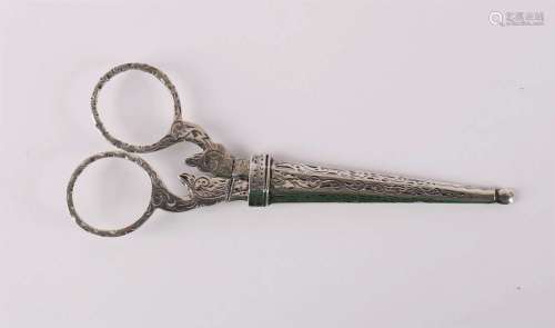 一对第二量835/1000银剪刀，带剑鞘，有鏨子装饰，19世纪。
