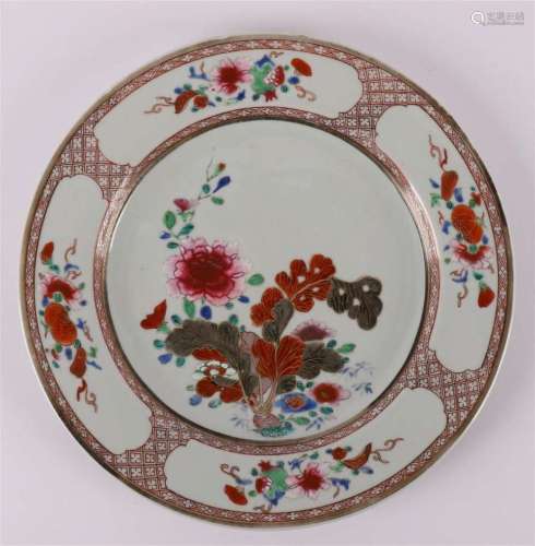 瓷器粉彩玫瑰双盘，中国，乾隆18世纪。平面上有牡丹和烟叶的多色装饰，唇部有花纹，直径26厘米（毛边/边缘）。