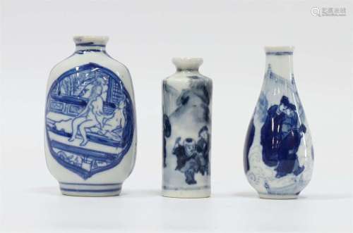 一套三件蓝白瓷鼻烟壶，中国，20世纪。藍色釉下五彩圖 (發線底)，高6.5-7.5cm，總重量：1.5公斤，高2.5公斤。3x.