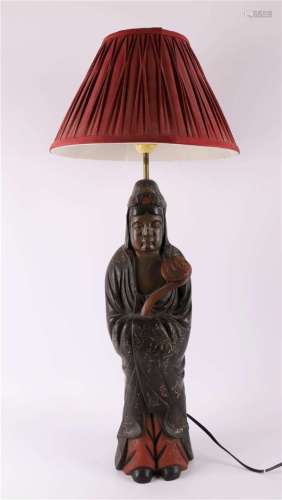 日本观音的聚铬漆木落地灯，约1900年，高70厘米。