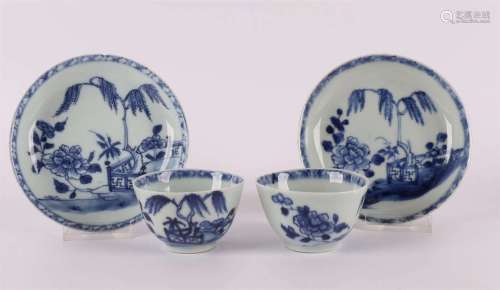 一对蓝白瓷杯碟，中国，乾隆18世纪。蓝色釉下彩装饰的花园与棚架和柳树，以。4x.(发际线/切口)。