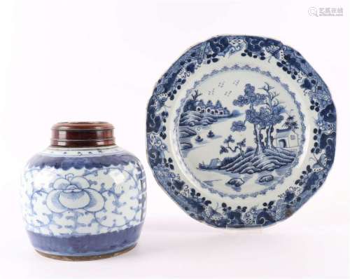蓝白瓷姜罐，木盖，中国，乾隆18世纪。蓝色釉下彩菊花纹，高13厘米。旁边还有一个同上的柳叶纹瓷盘，直径22,3厘米(发线)，共。3x.