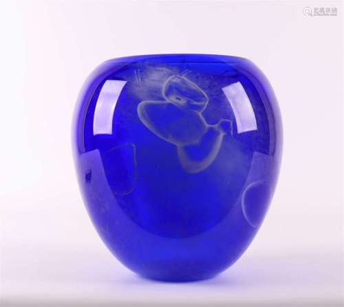 一个蓝色玻璃花瓶，Unica。签名：Cees van Olst（鹿特丹，1947-），编号93802，高18厘米。