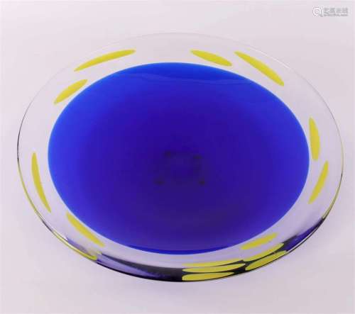 蓝黄玻璃碗，绢。签字：奥拉夫-史蒂文斯（1954年蒂尔堡）-1997年，高6.5 x Ø 38.5厘米。