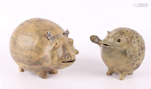 Mariet Smit(1935-2013)。两只想象中的动物，陶瓷人偶，签名有字母，高11和9厘米，共。2x(见www.capriolus.nl)