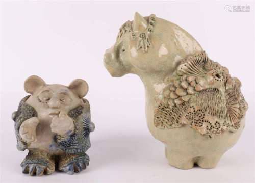 Dulmen Krumpelman, Lydeke van (Groningen 195-).两只想象中的动物，陶瓷，底部有