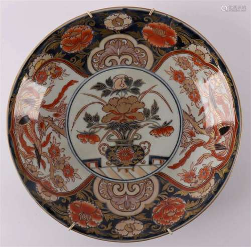 日本瓷器伊万里盘，江户，约1700年。蓝色/红色平底花瓶装饰，唇部花饰呈棋盘状，直径32.3厘米。