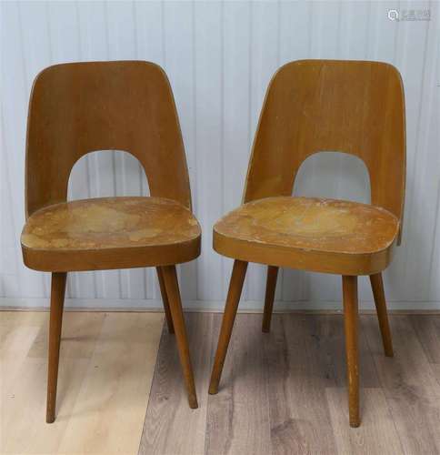 一对木质桶椅，捷克斯洛伐克，Thonet，1955年。设计：Oswald Haerdtl，底部标有品牌标记和标签，至。2x.