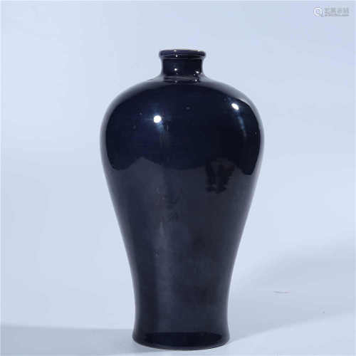Jiajing blue glazed plum vase in Ming Dynasty