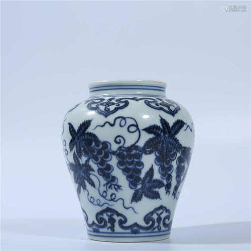 Xuande blue and white grape vase in Ming Dynasty