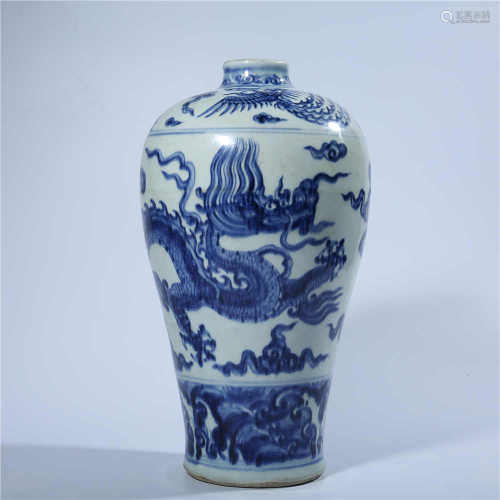 Blue and white plum vase with dragon pattern in Ming Dynasty