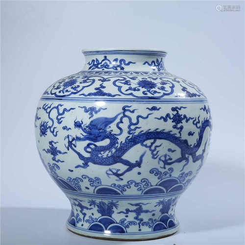 Blue and white dragon shaped pot in Ming Dynasty