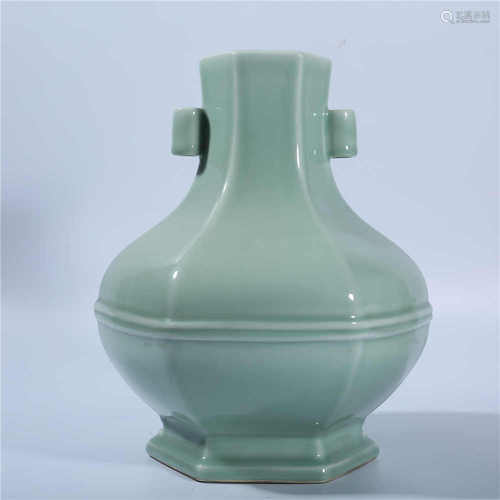 Qing Dynasty Yongzheng blue glazed double eared bottle