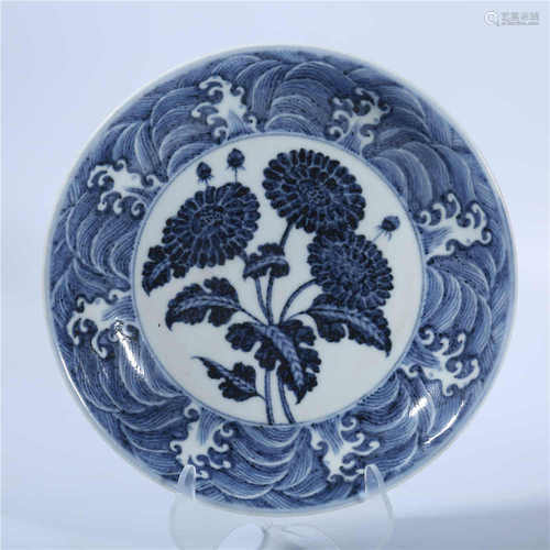 Xuande blue and white flower plate in Ming Dynasty