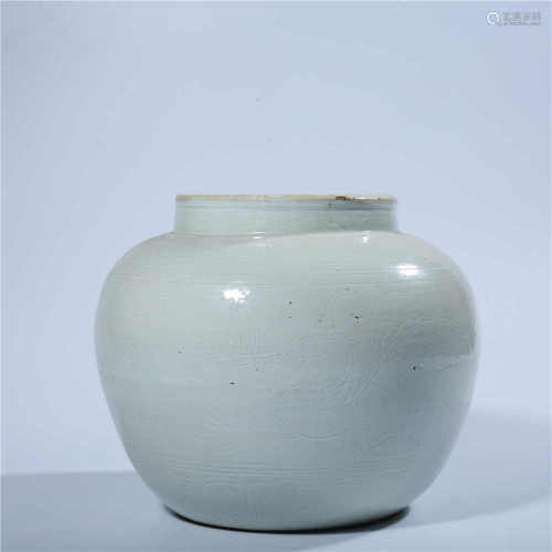 Jiajing white glazed dragon shaped pot in Ming Dynasty