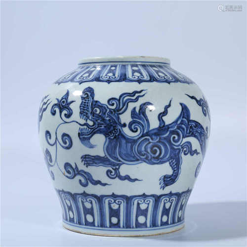 Xuande blue and white dragon pot in Ming Dynasty