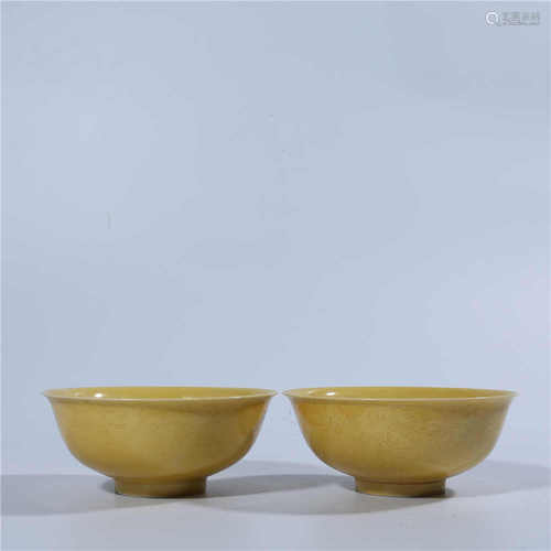 A pair of yellow glazed bowls in Kangxi of Qing Dynasty