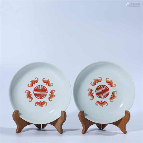 A pair of Jiaqing pastel Shouzi pattern plates in Qing Dynasty