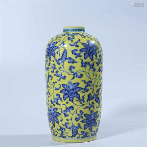 Blue and white lotus lantern vase with yellow background in Yongzheng of Qing Dynasty