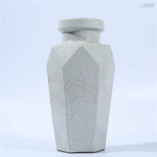 Yongzheng Fangge glazed square vase in Qing Dynasty