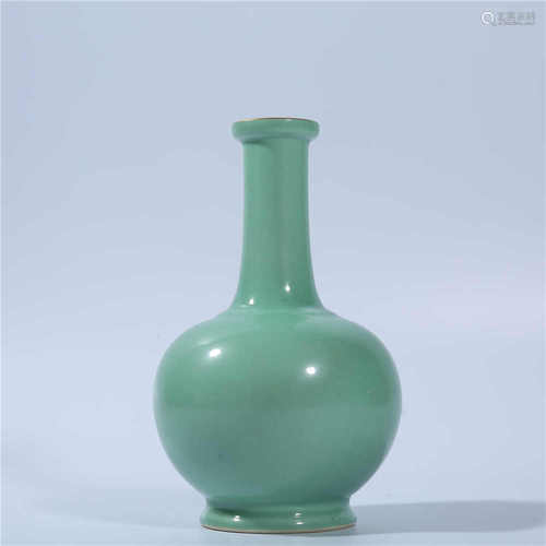 Qing Dynasty Qianlong apple green glaze bottle