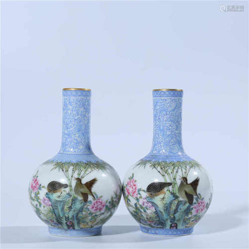 A pair of famille rose vase with flower and bird pattern in the Republic of China