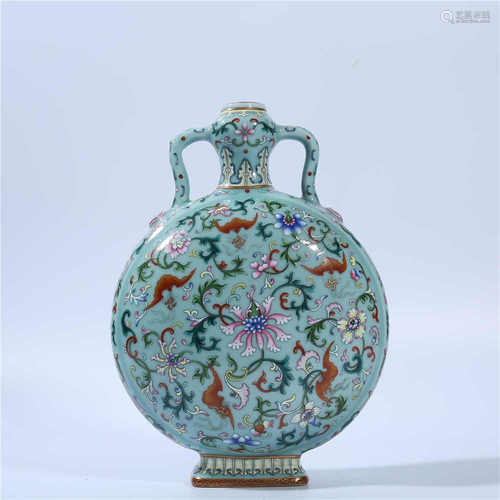 Qing Dynasty Qianlong pastel vase with lotus pattern