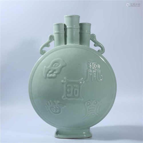 Qing Dynasty Yongzheng blue glaze three hole flat bottle