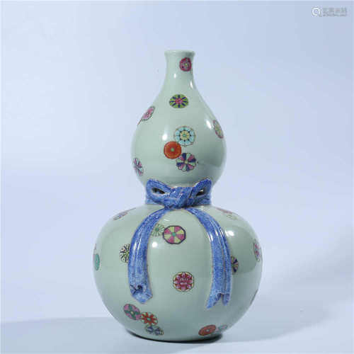 Qing Dynasty Qianlong pastel gourd bottle with ball pattern