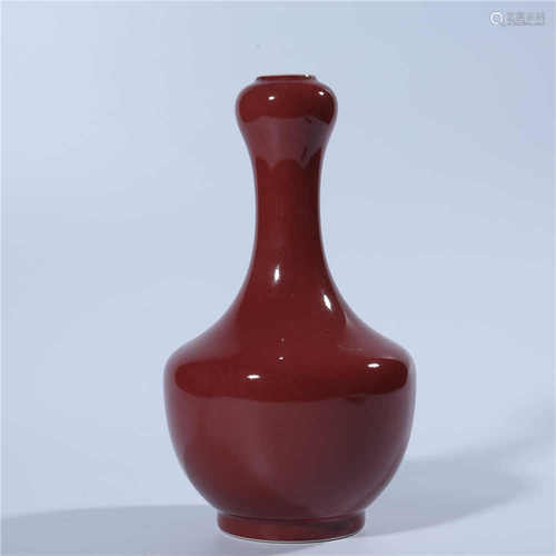 The red glaze garlic bottle of Qianlong in Qing Dynasty