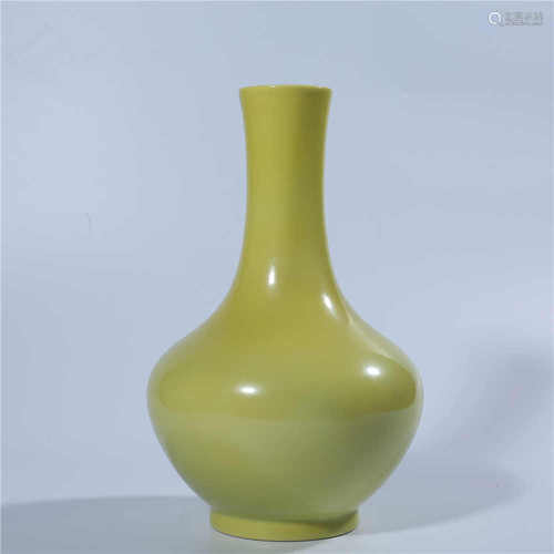 Qing Dynasty Qianlong lemon yellow glaze bottle