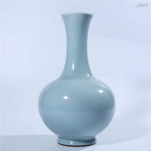 Qing Dynasty Qianlong green glaze vase