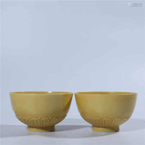 A pair of yellow glaze bowls in Yongzheng in Qing Dynasty