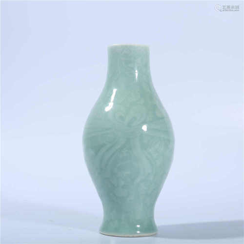 Qing Dynasty Qianlong green glaze olive bottle