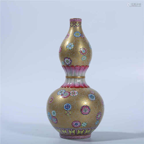 Qing Dynasty Qianlong pastel gourd bottle with ball pattern