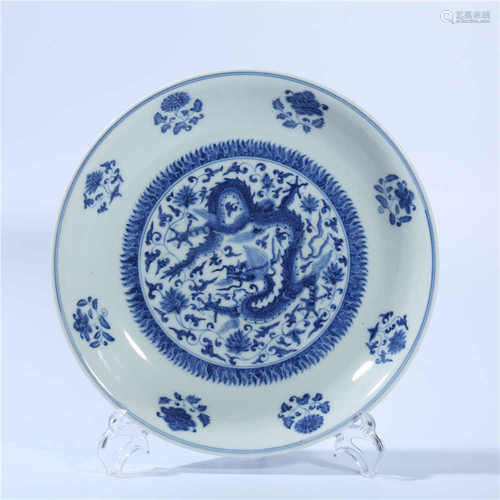 Chenghua blue and white dragon plate in Ming Dynasty