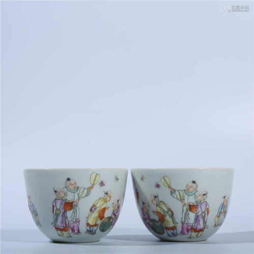 A pair of small cups in Yongzheng's famille rose baby opera in Qing Dynasty